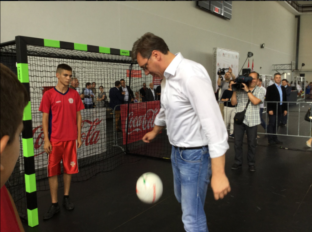 Vučić raspalio fucu s decom (FOTO)