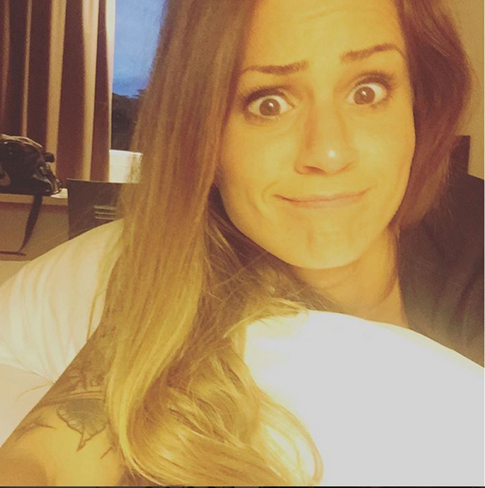 Prelepa atletičarka pala i poljubila stazu (VIDEO)