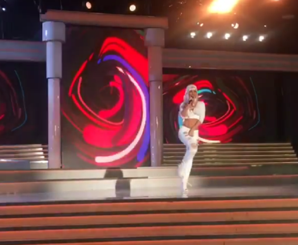 Stanija "pljunula" pevačicu, a sada peva njen hit (VIDEO)