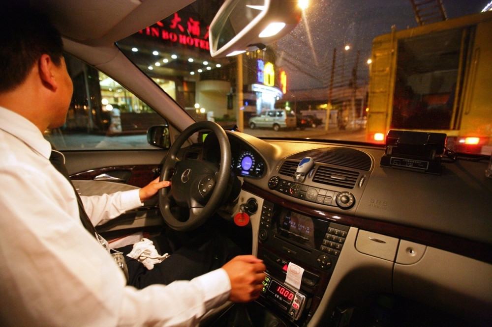 Devojčice POBEGNU OD KUĆE, pa na zadnjem sedištu automobila urade nešto NEOČEKIVANO!