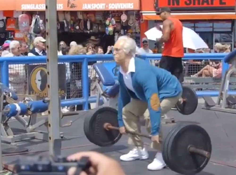 Dekica diže tegove u teretani! (VIDEO)