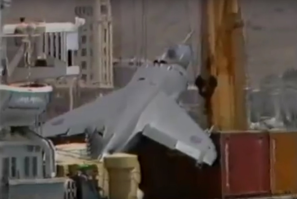 Avionom sleteo na teretni brod i napravio haos (VIDEO)