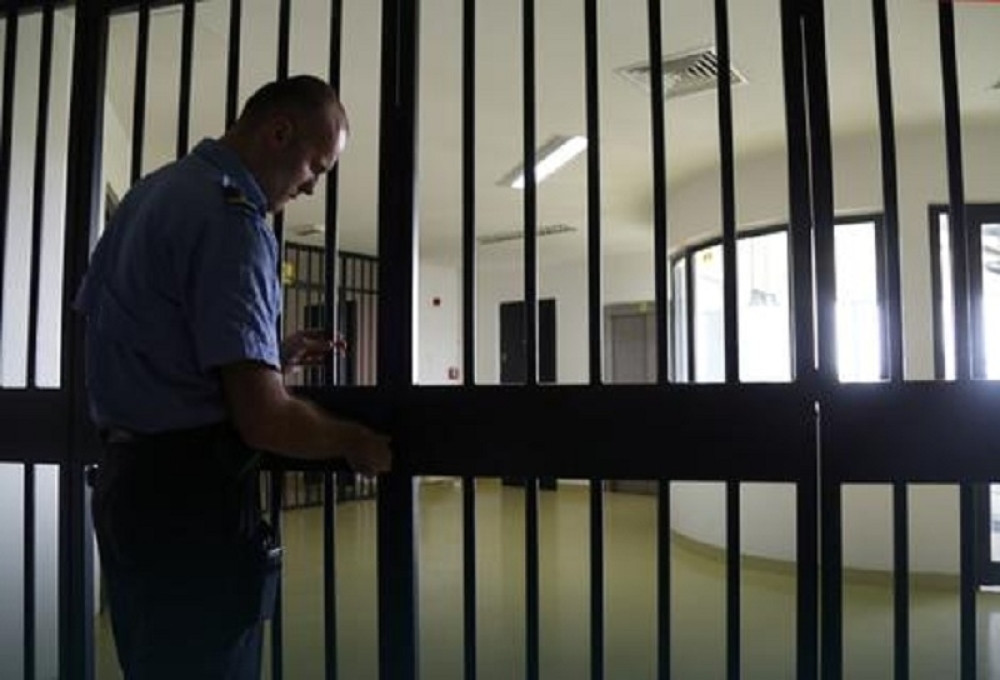 Nakon što je izglasan nov zakon, narod se "digao" i traži da OVAJ UBICA bude prvi na kojem će se sprovesti! Šta vi mislite? (ANKETA)