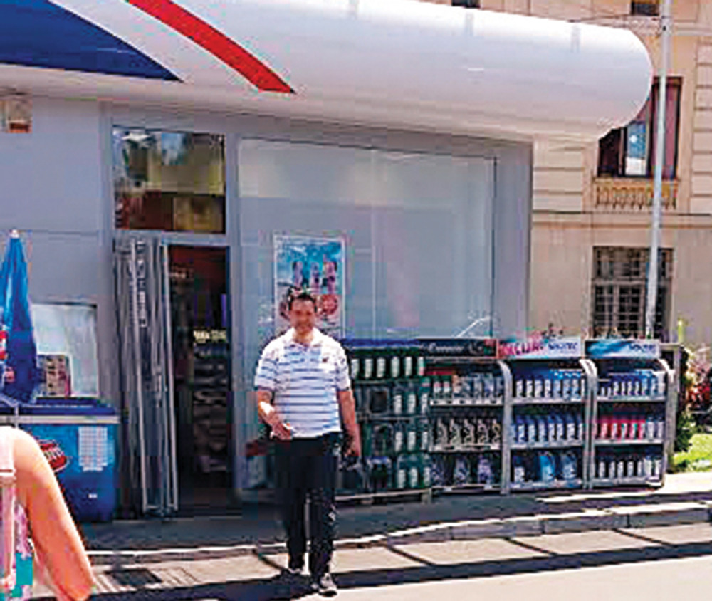 Šarović iz Skupštine  pobegao na pumpu!