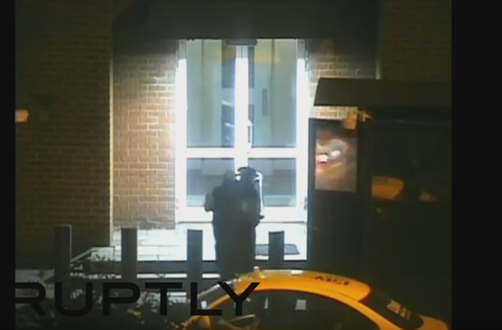 Policajac pretukao američkog diplomatu? (VIDEO)