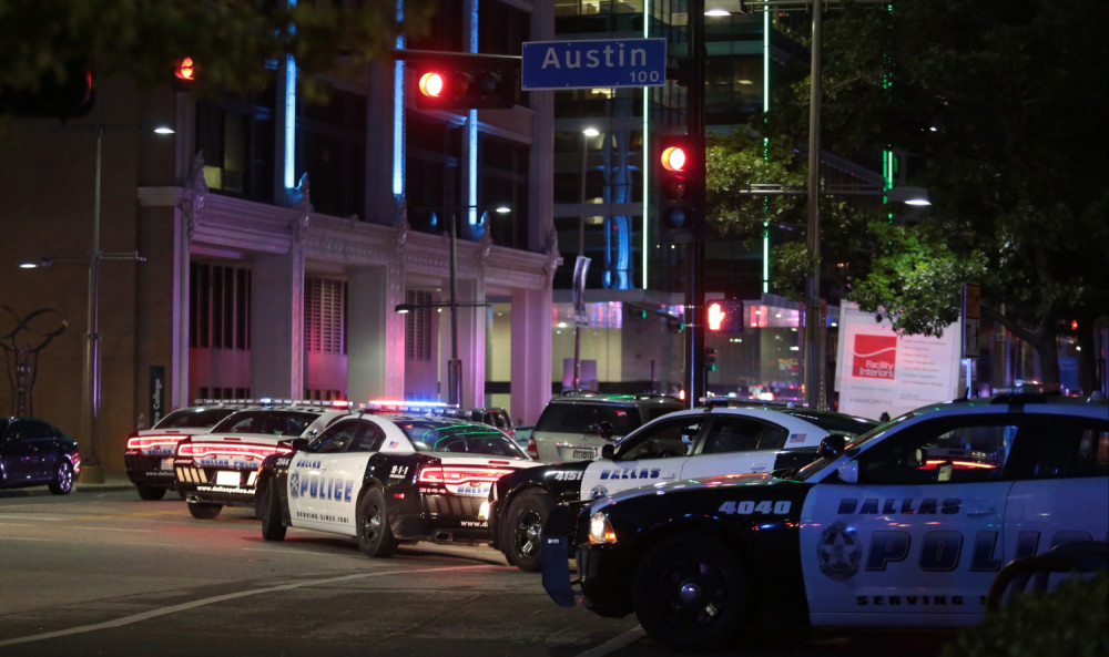 Primila metak dok je telom štitila sinove