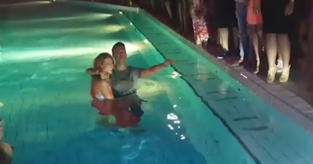 Željko uvukao Jovanu u bazen na svom nastupu! (VIDEO)