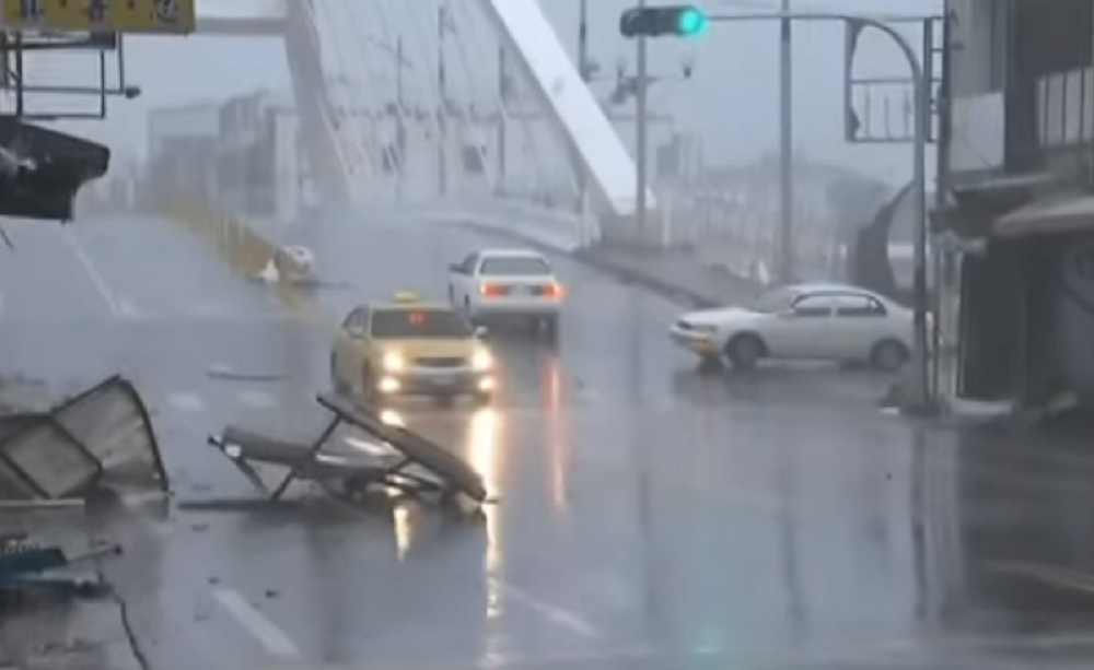 Jedna osoba poginula nakon tajfuna (VIDEO)