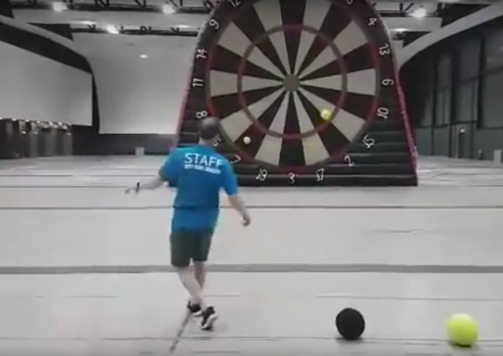 Ovako izgleda kombinacija fudbala i pikada (VIDEO)