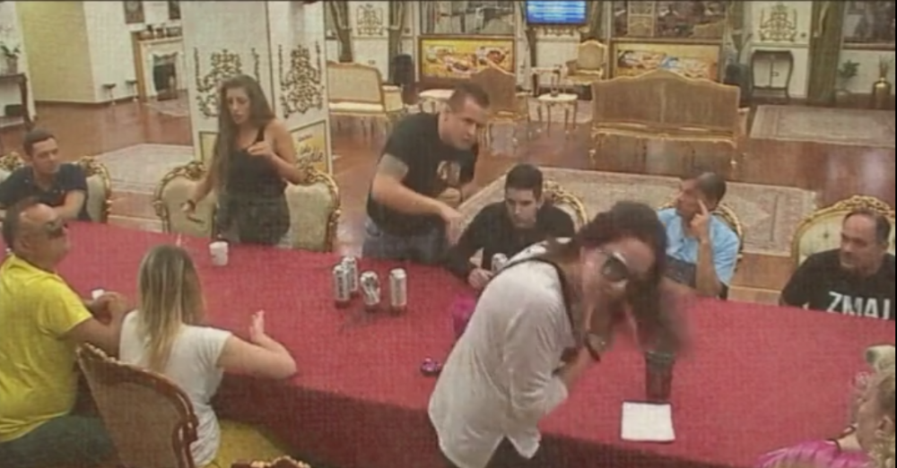 U Parovima se gađali flašama (VIDEO)