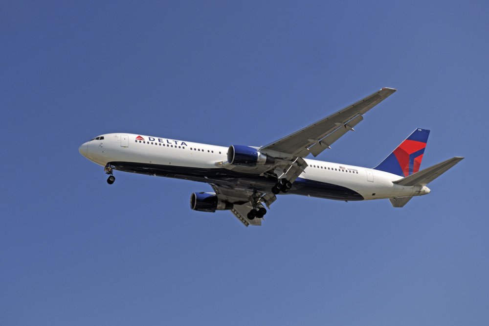 Civilni avion sleteo na vojni, greškom