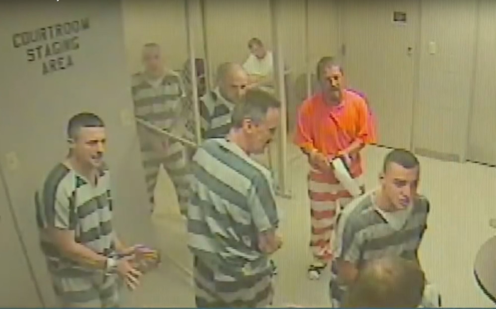 Zatvorenici provalili iz ćelije i spasli život čuvaru! (VIDEO)