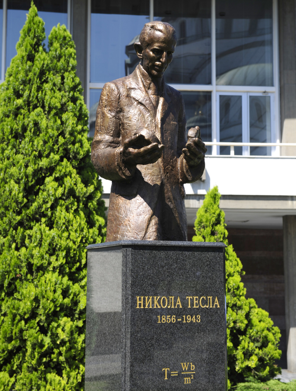 Otkriven spomenik Tesli kod Hrama (FOTO)