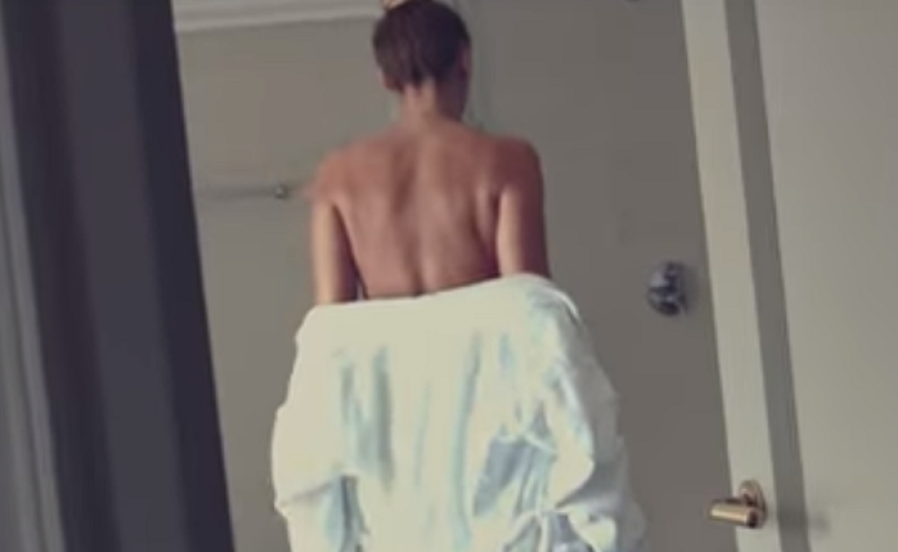 Pevačica se skinula u novom spotu (VIDEO)