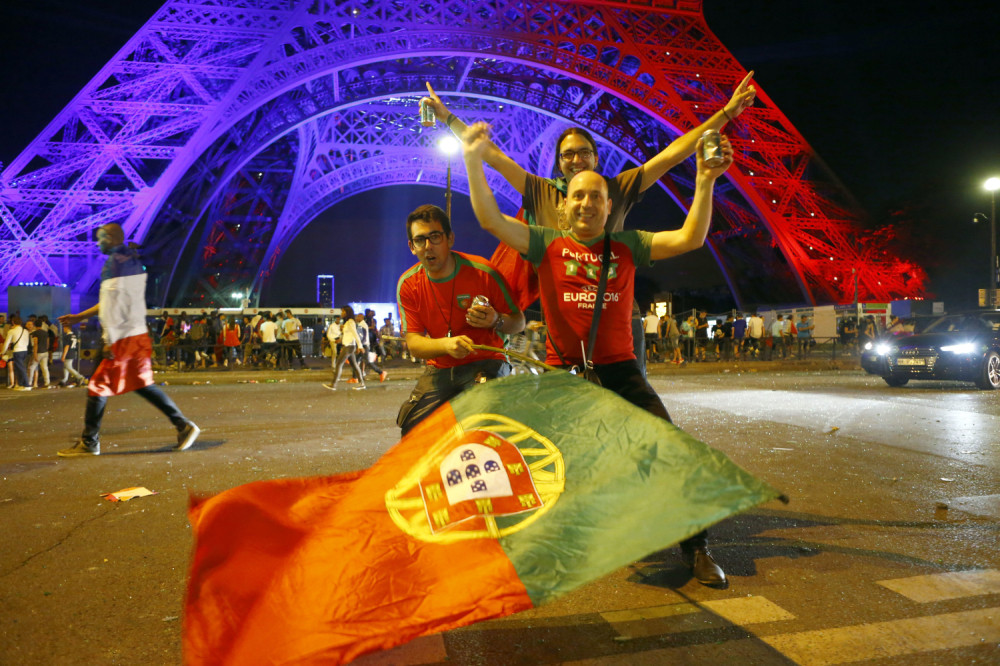 Suzavcem rasterali navijače kod Ajfela