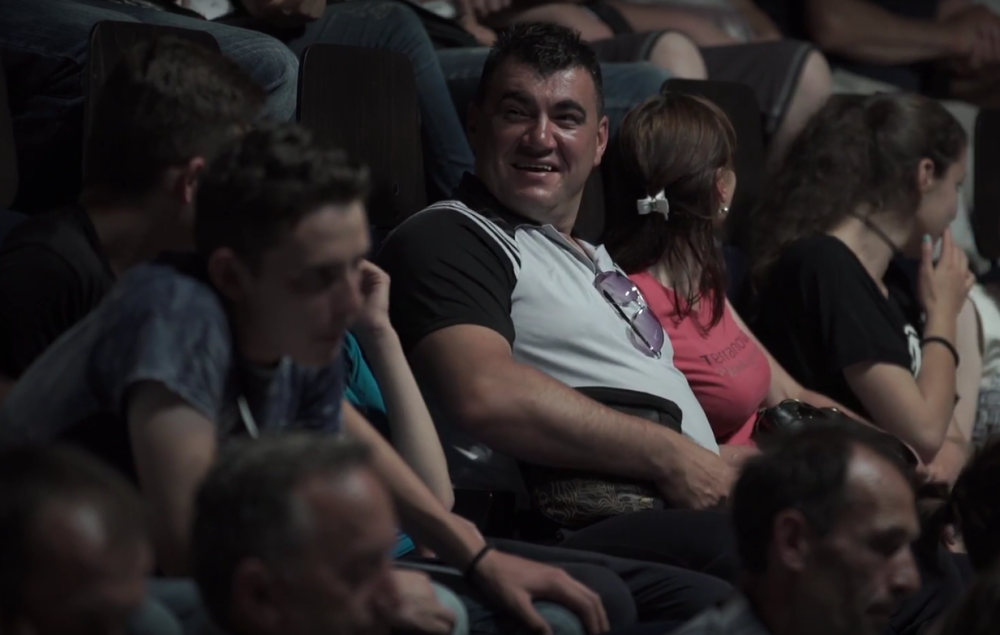 Šta se desi kada 50 ljudi prvi put dođe u pozorište? (VIDEO)