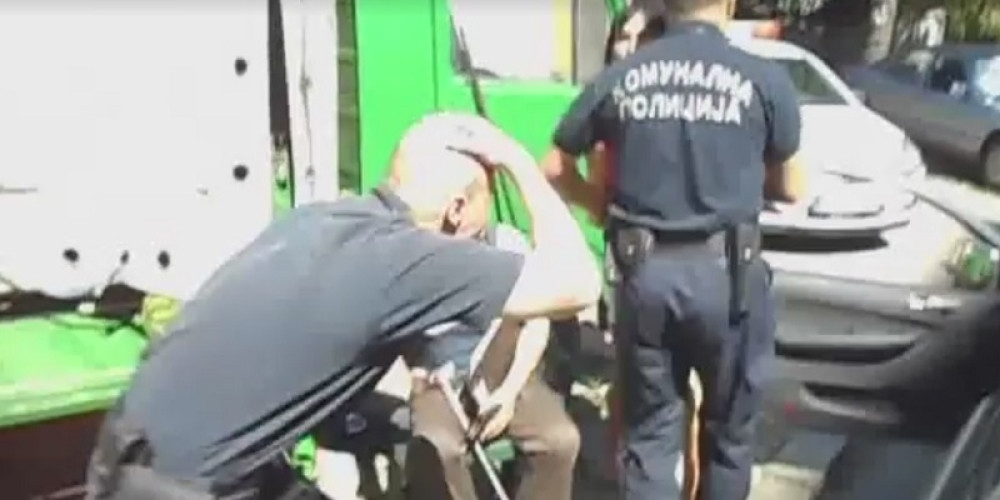 Evo što su komunalci brutalno hapsili ženu (VIDEO)