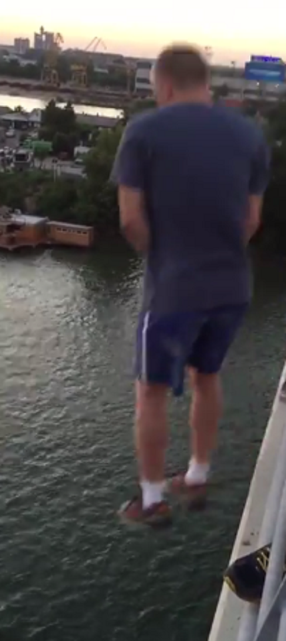 Skočio s Mosta na Adi (VIDEO)