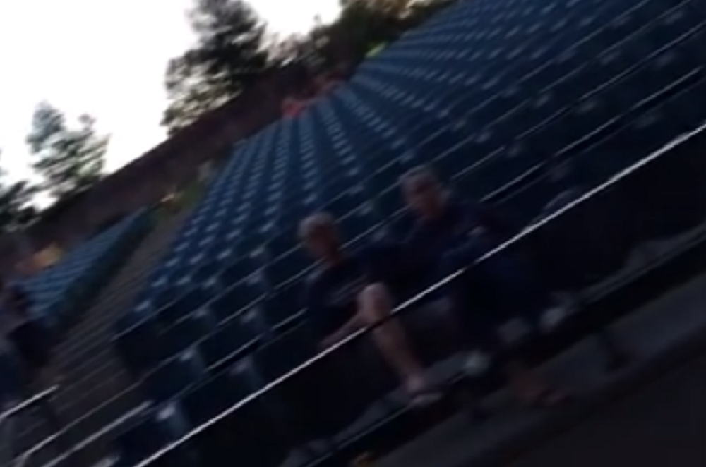 Pevačica pevala pred praznim stadionom (VIDEO)