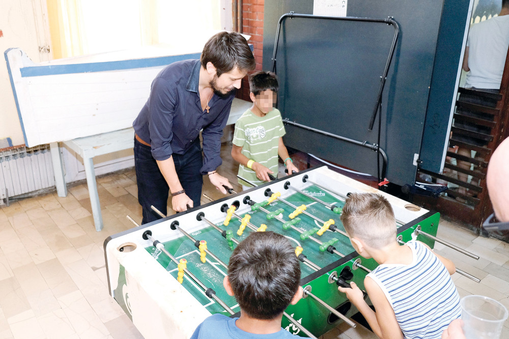 Deca razbila Nikolu u stonom fudbalu (VIDEO)