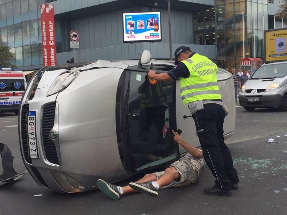 Hteo autom kroz crveno, pa se prevrnuo (FOTO)