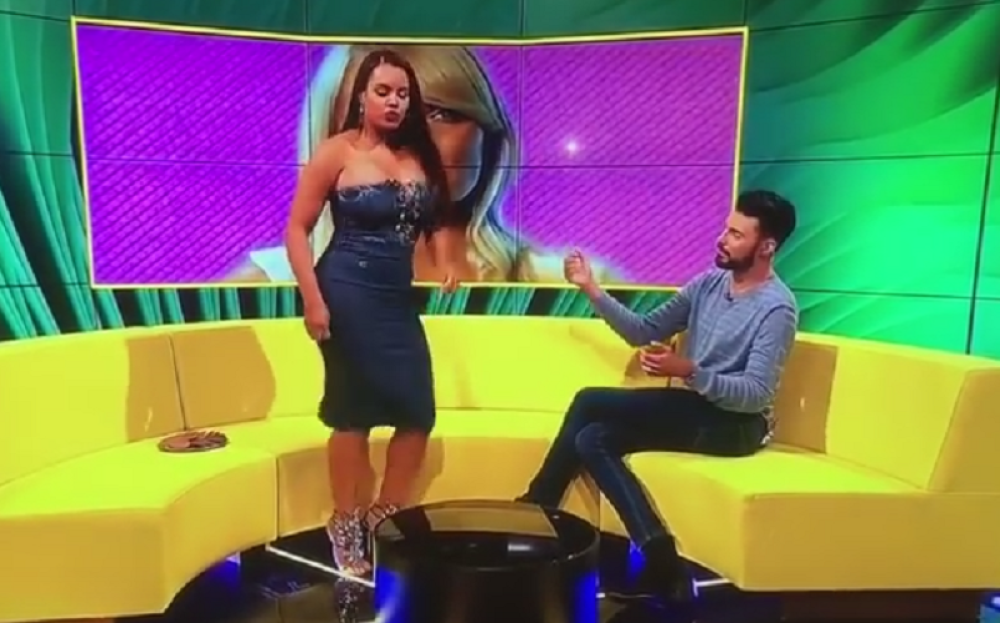 Pokazala golu guzu dok je tverkovala (VIDEO)