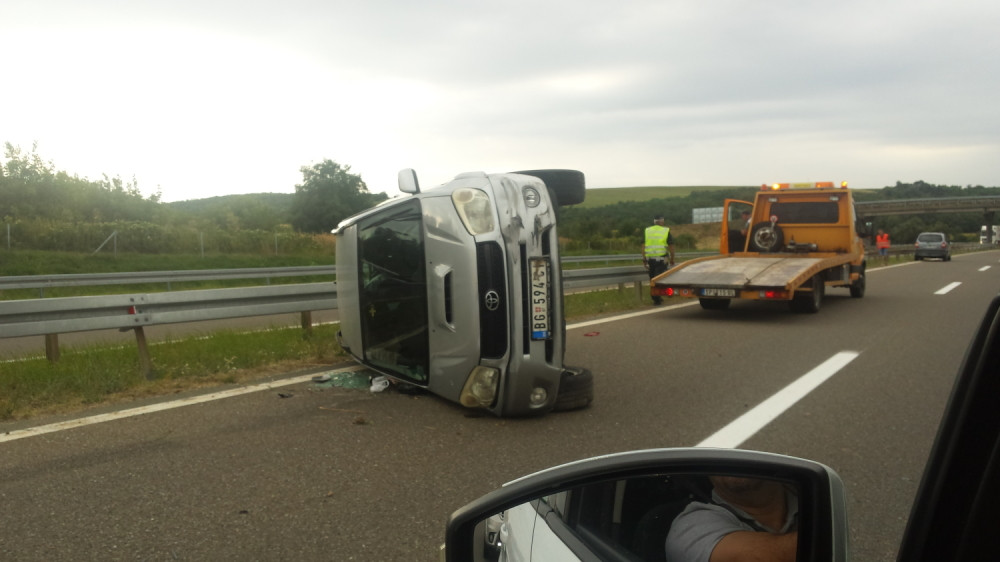 Prevrnuo se automobil u smeru ka Nišu, više povređenih