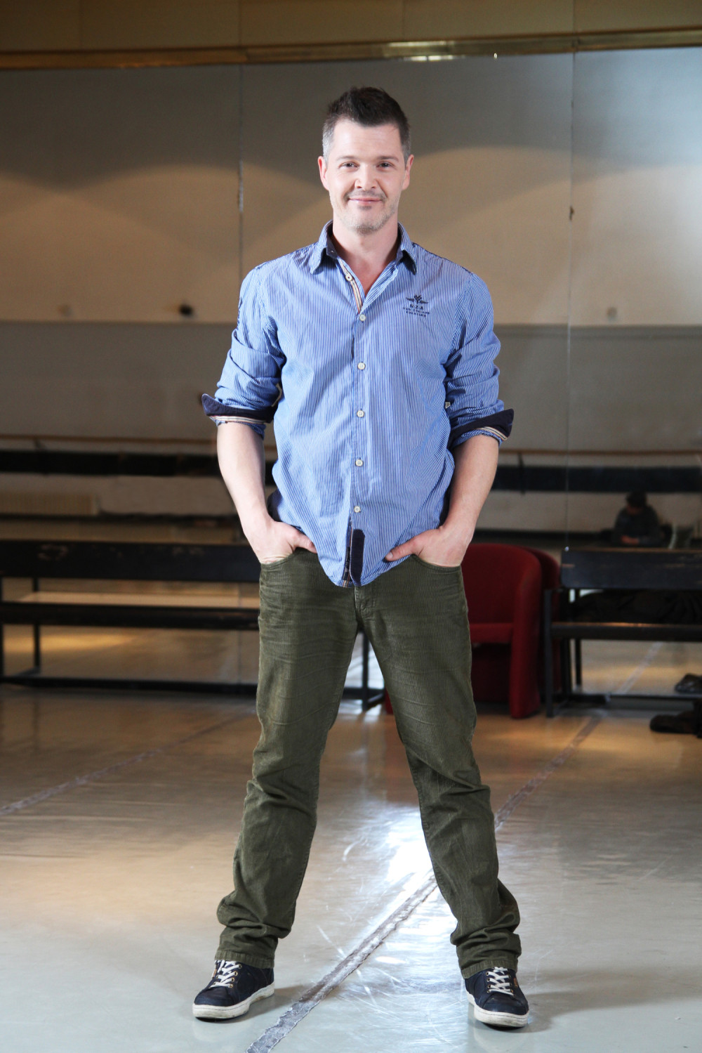 Domaći pevač uslikan go na drvetu! (FOTO)