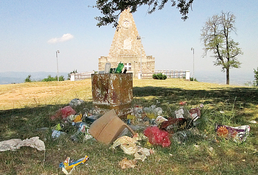 Spomen-kosturnica zatrpana đubretom!