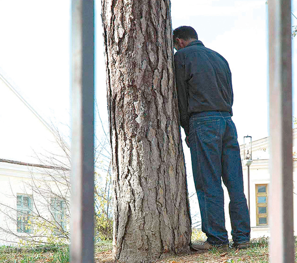 Pedofil koji onaniše kod škole u Nišu hteo kamenom da gađa majku devojčice