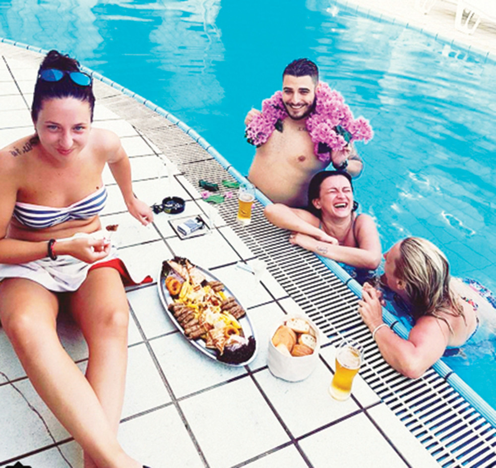 Darko zamezio ćevape na bazenu