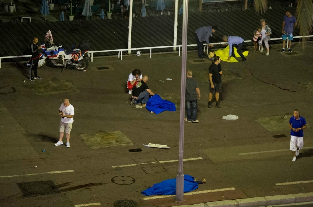 Povređeni vrište nad telima ubijenih u Nici (UZNEMIRUJUĆI VIDEO)