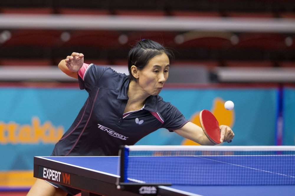 Kineskinja nosi zastavu Austrije u Riju