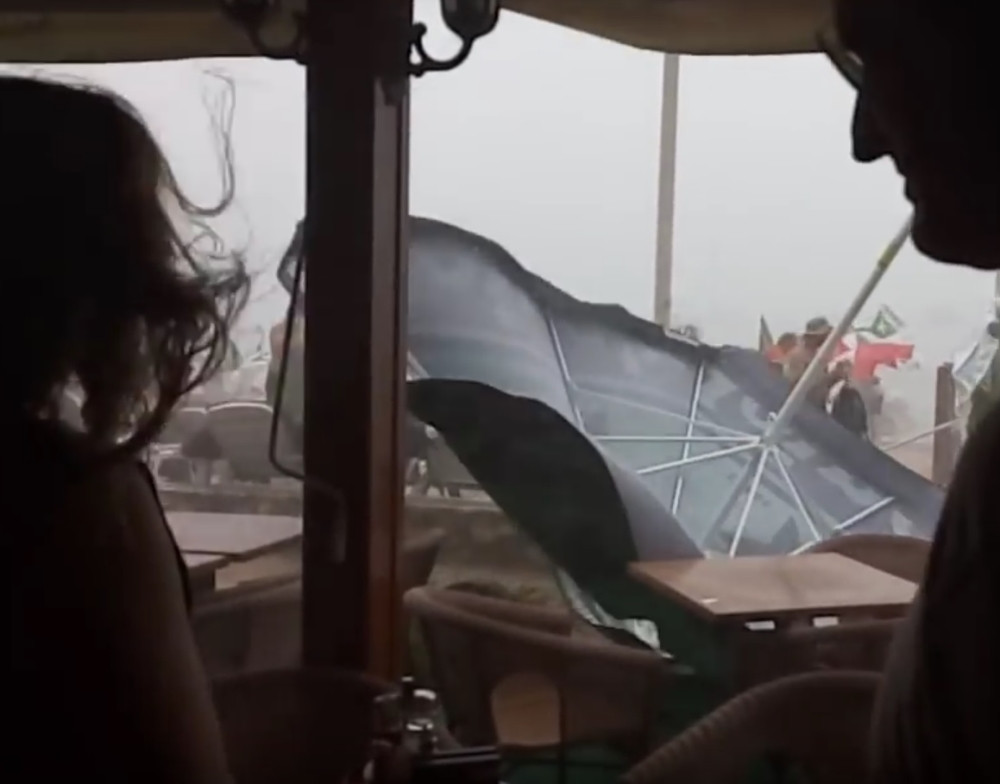 Vetar oduvao Slovensku plažu!