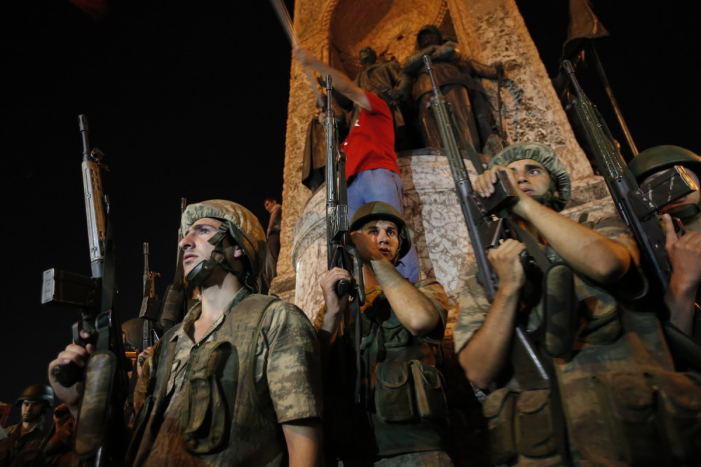 Turska otpustila više od 7.000 policajaca, vojnika, službenika