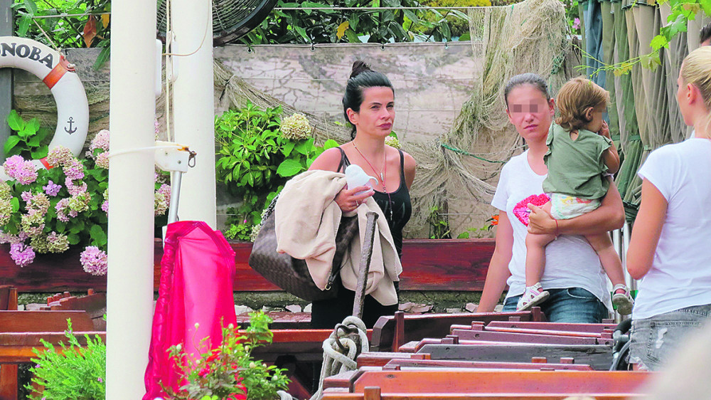 PAPARAZZO~Aleksandra se stesala posle porođaja (VIDEO)