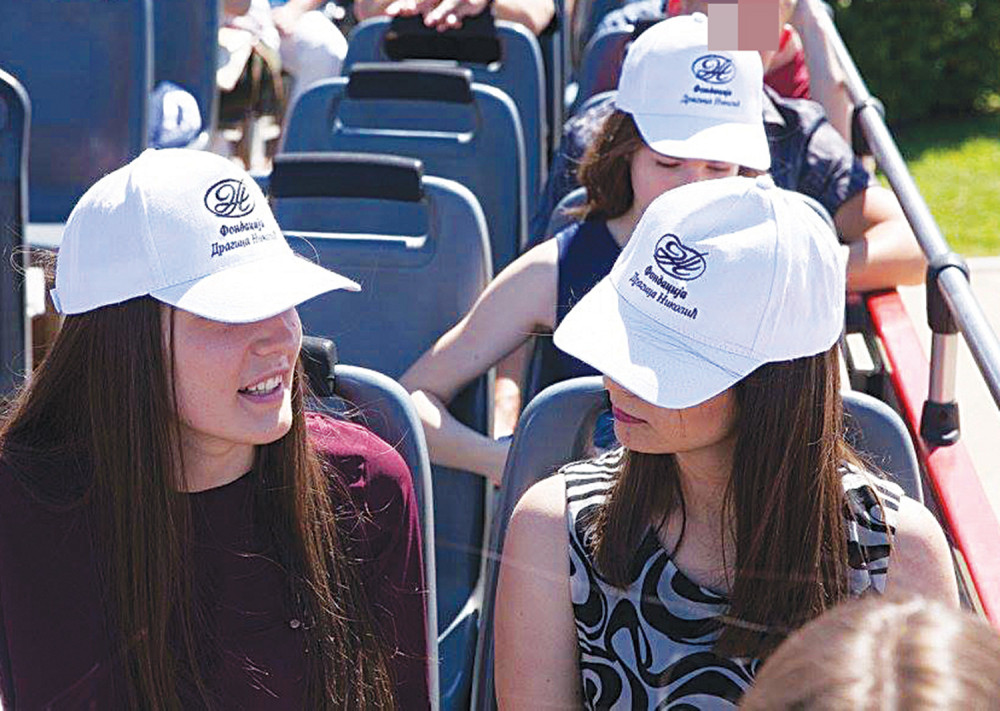 Deci kačketi sa Dragičinim potpisom!