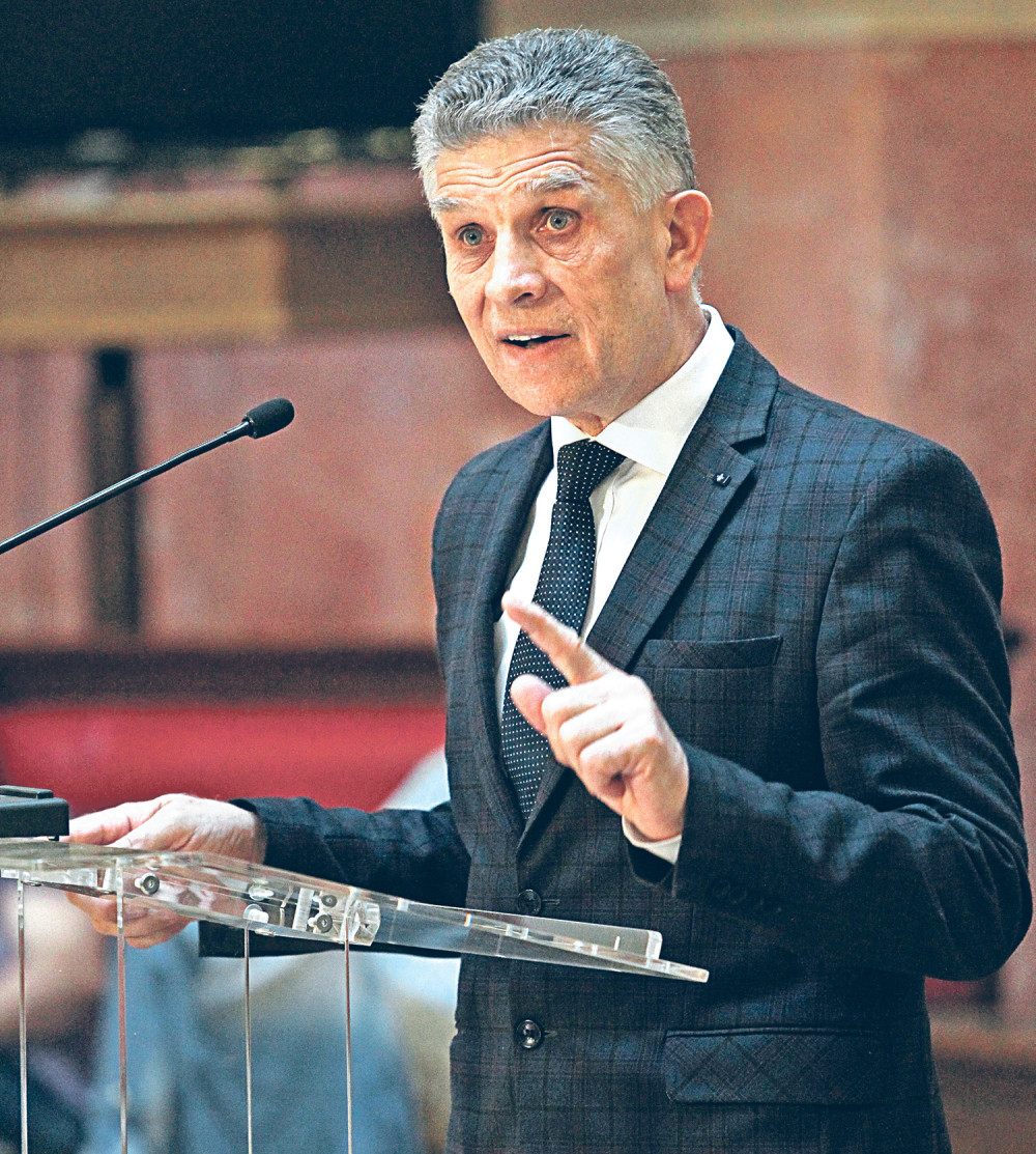 Suljo neće međ poslanike!