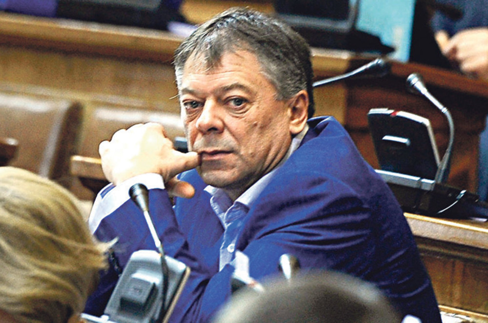 Tončev bi da sedi u dve fotelje!