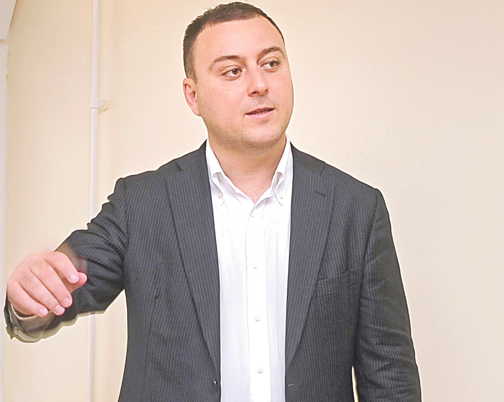 Čučković prodaje fotelju, a pare daje komšiji!