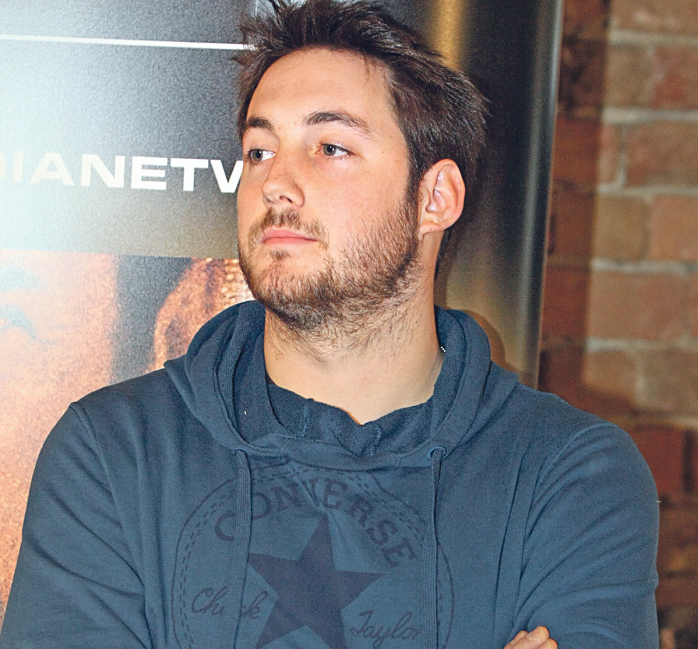 Strugaru prete ubistvom devojke i sina!