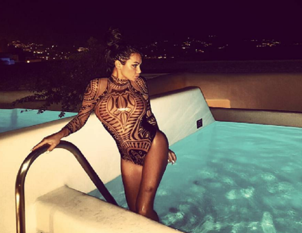 Tamara se kupa i izlazi u istoj garderobi