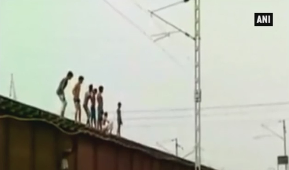 Skaču u reku sekund pre nego ih udari voz (VIDEO)