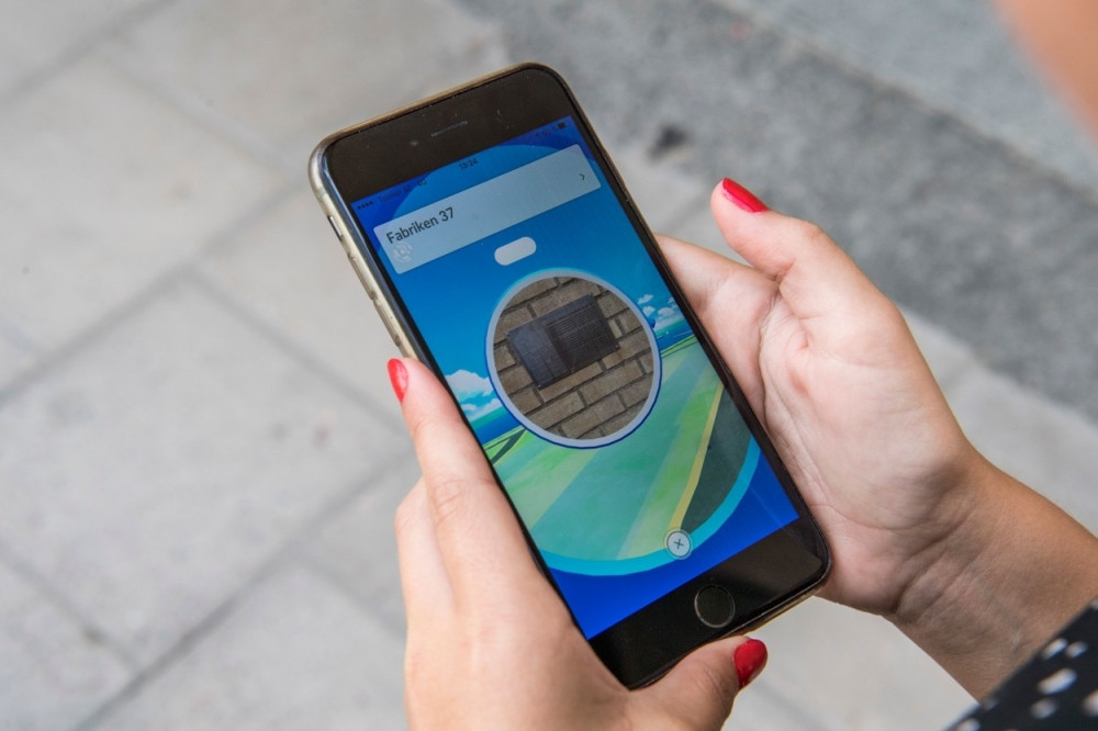 Mole ljude da ne jure pokemone oko pruge!