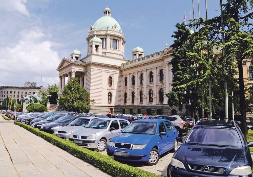 Jagma poslanika za besplatni parking!