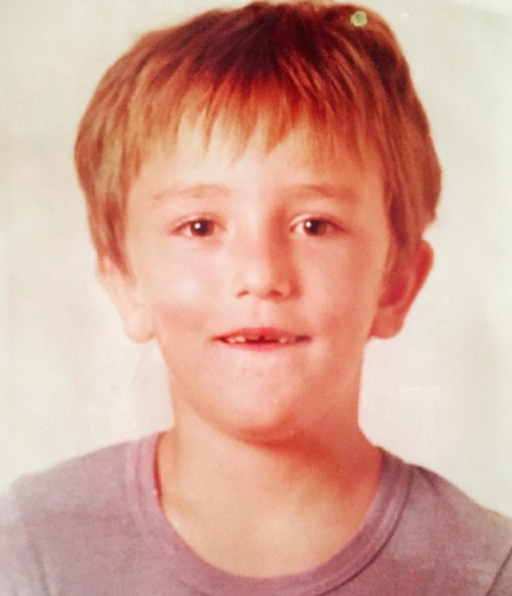 Nećete verovati ko je popularni pevač sa fotke