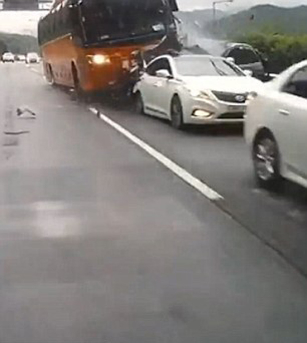 Vozač autobusa pobio ljude na auto-putu (UZNEMIRUJUĆI VIDEO)