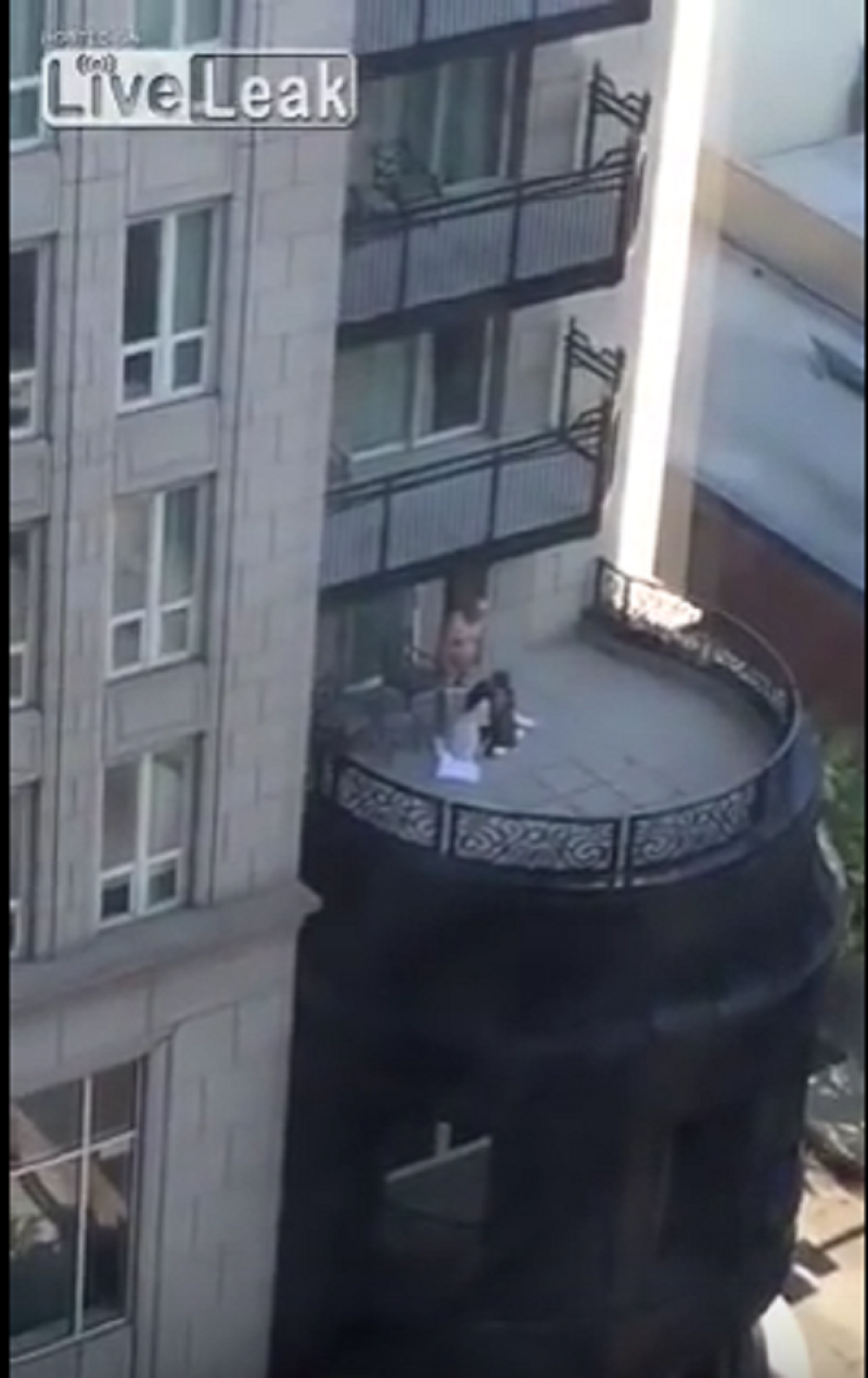 Čikin seksi provod na terasi hotela (VIDEO)