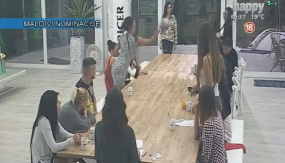Letele šolje u "Maldivima"! (VIDEO)