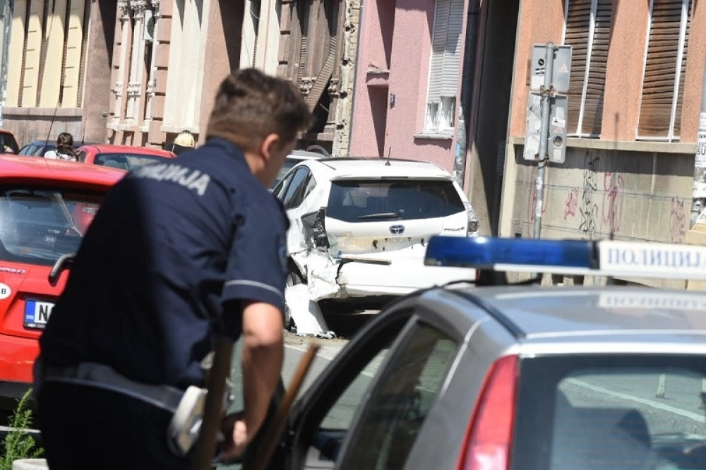 Bežao od policije, slupao parkirana kola (FOTO)